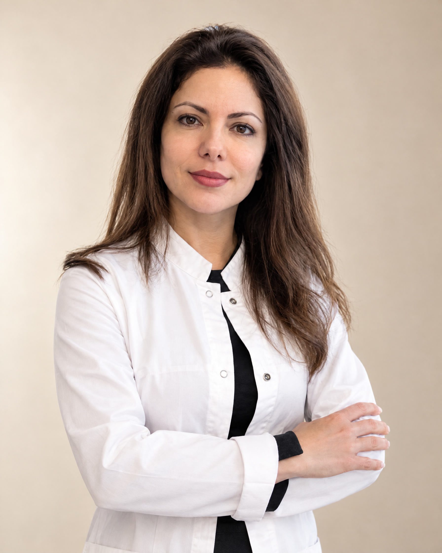 Dora, Anti-aging expert & practitioner · Silhouette coach